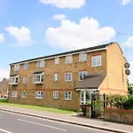 Lovely 2-Bed Flat In London
